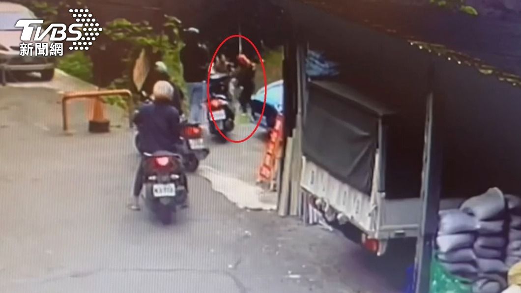 監視器拍下2人拉扯互毆，路人在旁圍觀 。（圖／TVBS）