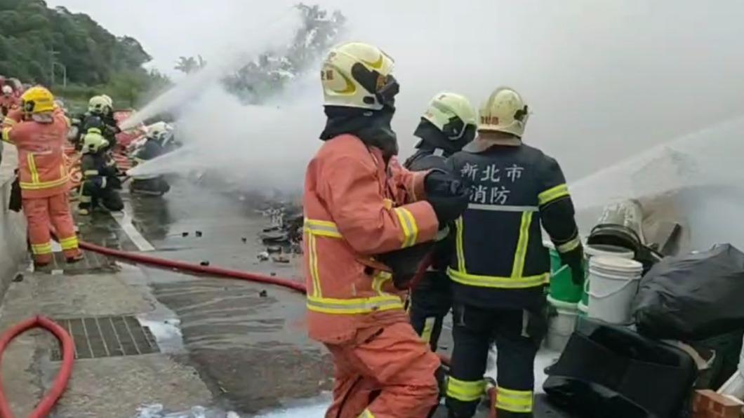 新北消防局共出動50人前往灌救,燃燒面積達100平方公尺,所幸並未造成人員傷亡。(圖/新北市消防局提供)