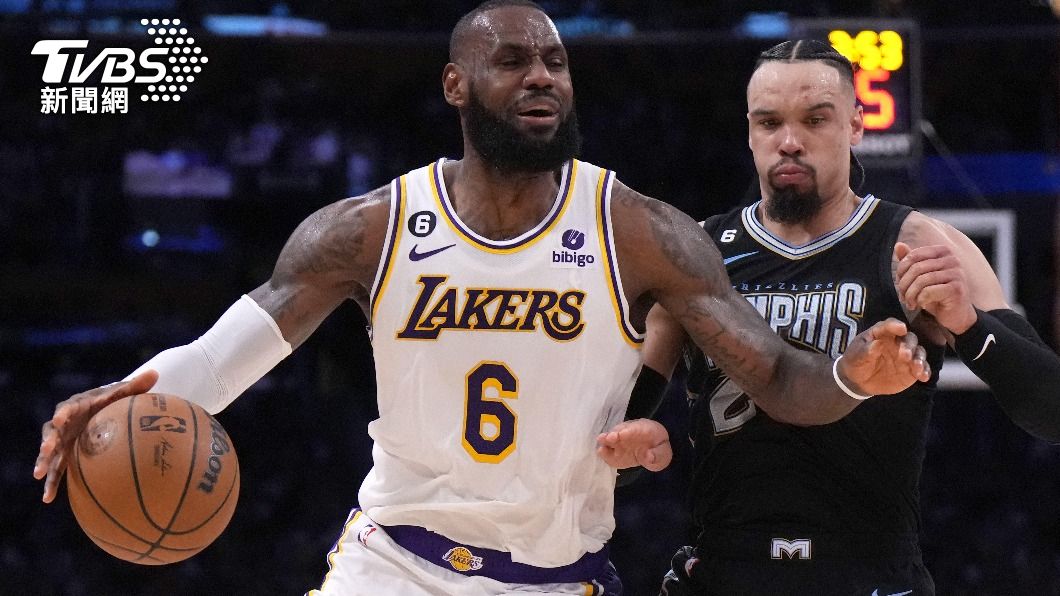 NBA/湖人詹姆斯被「襲蛋」痛苦倒地 嗆他老的狄龍遭驅逐出場