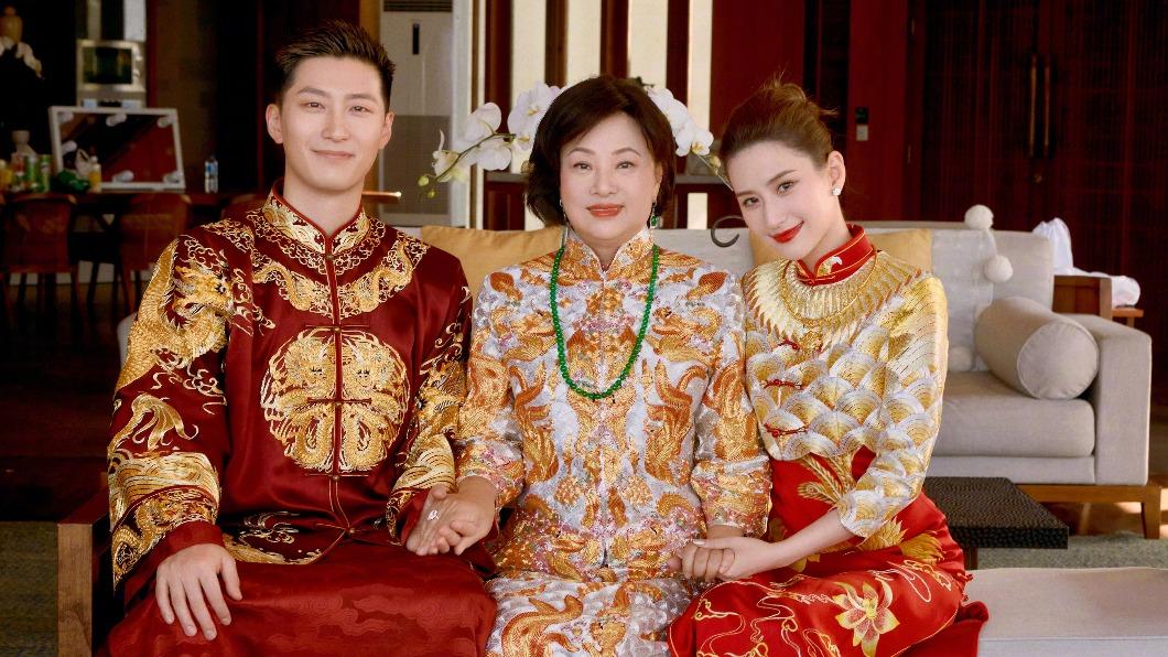 何超蓮媽媽(中)年屆70歲保養得宜,讓許多賓客驚訝不已,也讓何超蓮(右)相當開心。(圖/翻攝自竇驍微博)