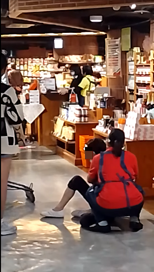 該名被推倒的阿嬤級員工竟是老闆母親。(圖/翻攝自爆料公社公開版)