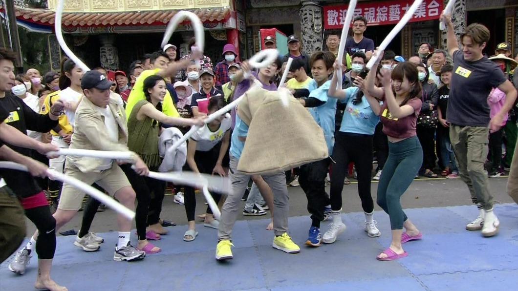 胡瓜被蓋布袋。(圖/民視提供)