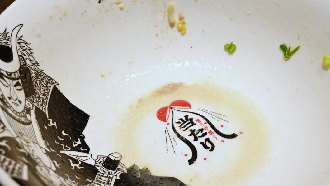 享用完餐點後,碗底只要看到中獎圖案就可以玩滾滾樂。(圖/糖糖‘s享食生活提供)
