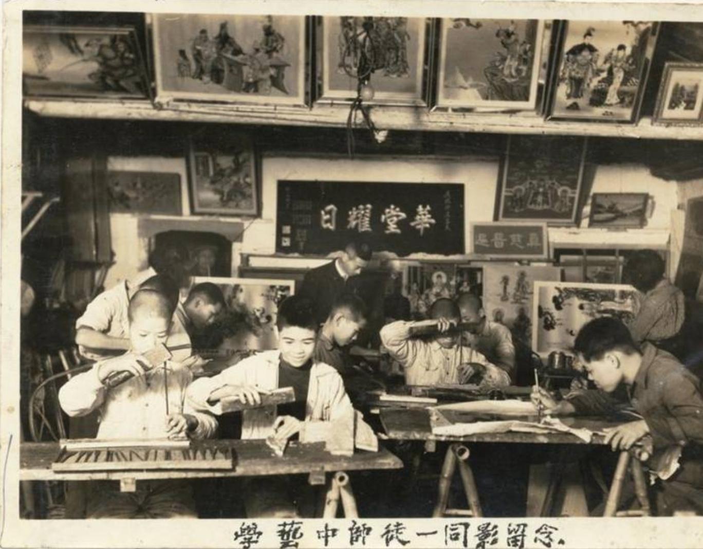 朱銘15歲開始師從雕刻師傅李金川學習雕刻及繪畫。（圖／翻攝朱銘美術館）