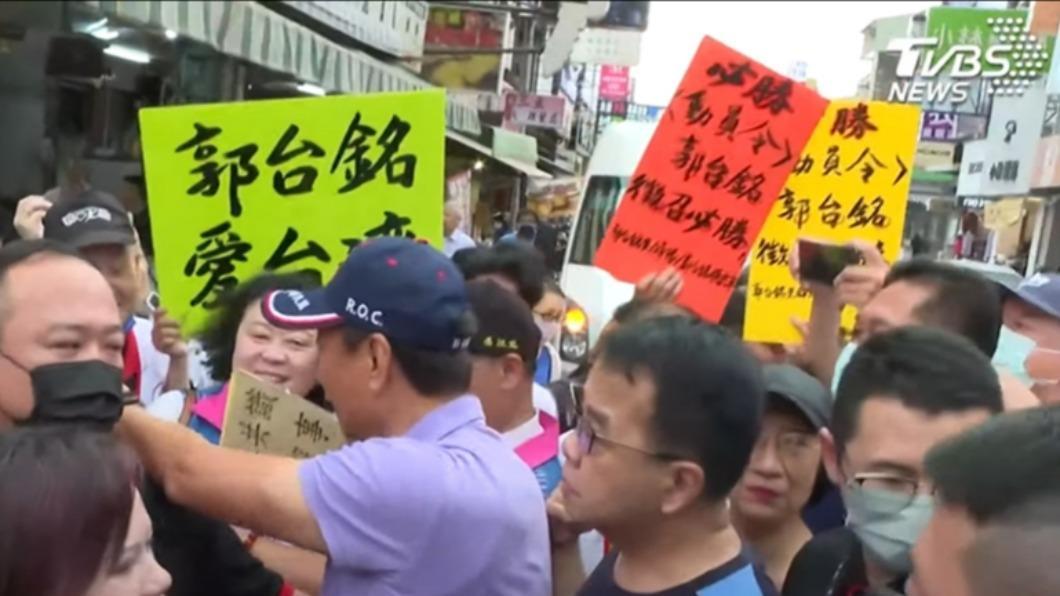 支持者高舉手板應援。(圖/TVBS)