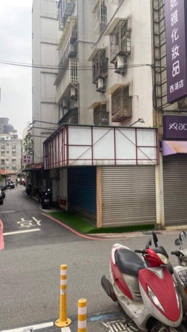 有網友發現，拾汣茶屋西湖店的招牌竟被拆除了。（圖／翻攝自「我是內湖人」臉書）