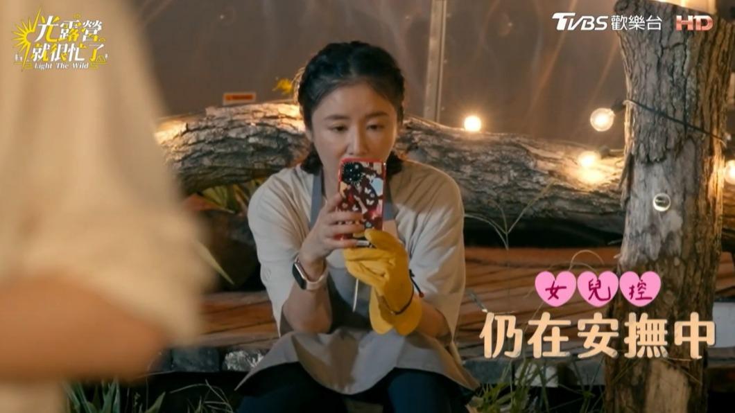 林心如坐在一旁與女兒談心。（圖／翻攝自《光露營就很忙了》）
