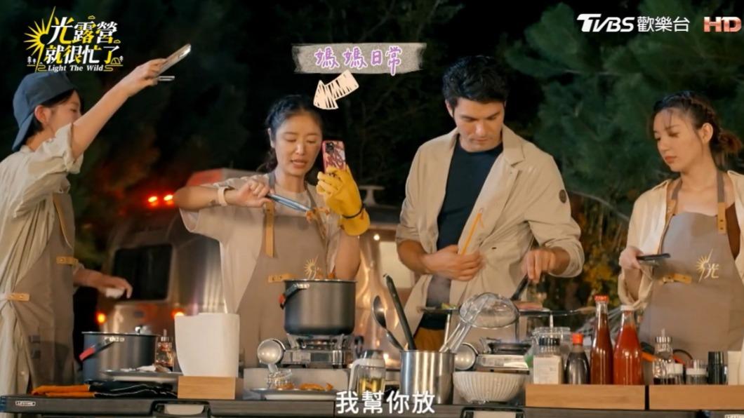 林心如一邊安撫女兒一邊做料理。（圖／翻攝自《光露營就很忙了》）