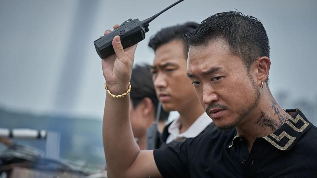 趙祐鎮在《毒梟聖徒》中展現亦正亦邪的百變演技。(圖/Netflix提供)