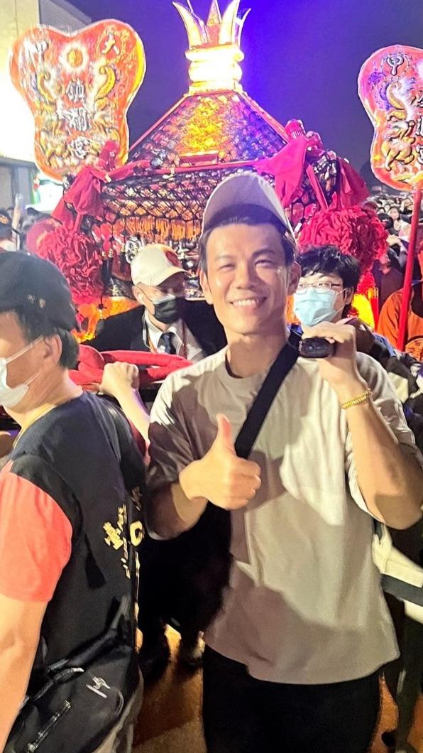 陳志強扛轎。(圖/翻攝自陳志強臉書)