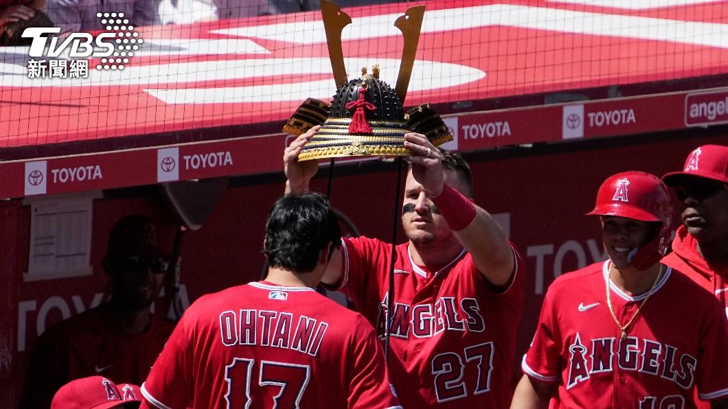 大谷開轟戴上武士頭盔。(圖/達志影像美聯社)