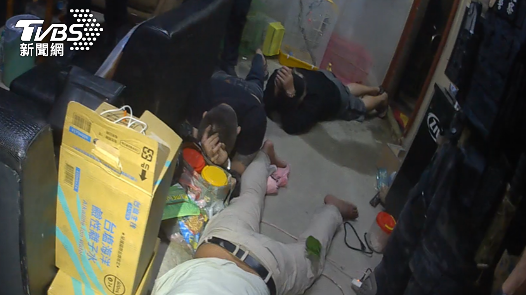 販毒集團擁槍躲高雄月世界!警突襲抓人 查獲百萬海洛因磚