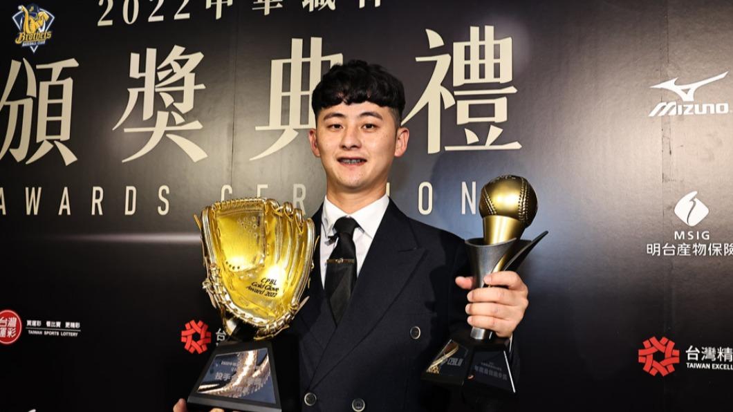 吳哲源去年獲「投手金手套獎」及「最佳進步獎」。(圖/翻攝自兄弟Fans Club臉書)
