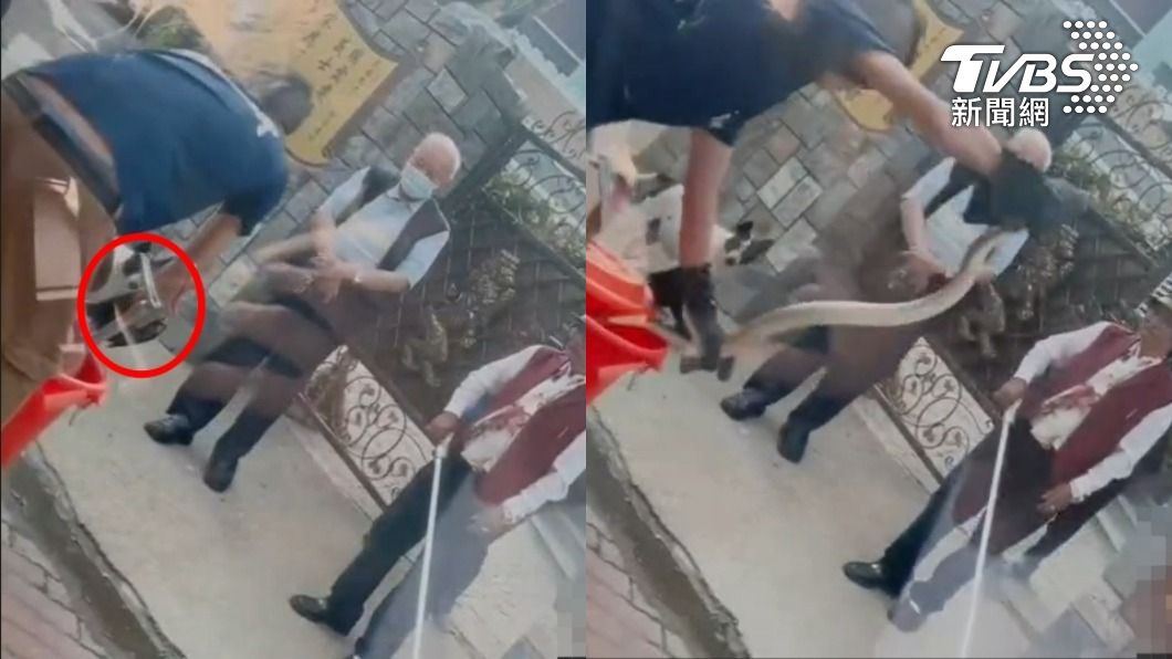 捕蛇人開蓋瞬間將其掐住。(圖/民眾提供)