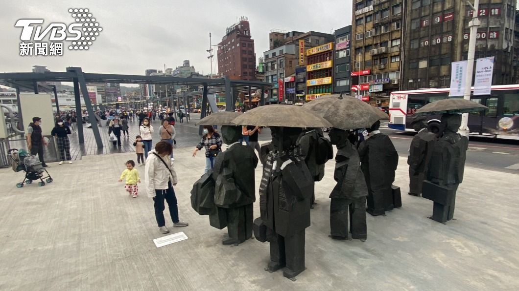 基隆國門廣場「紳士」作品 成為緬懷大師距離最近的做品