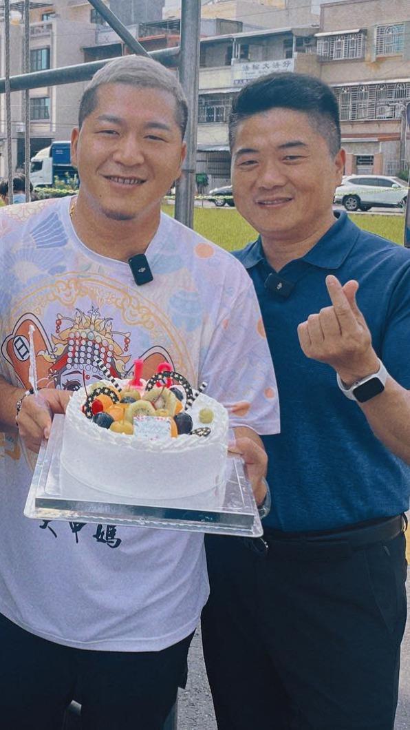 草爺生日顏寬恒特別準備蛋糕。(圖/翻攝自含羞草臉書)