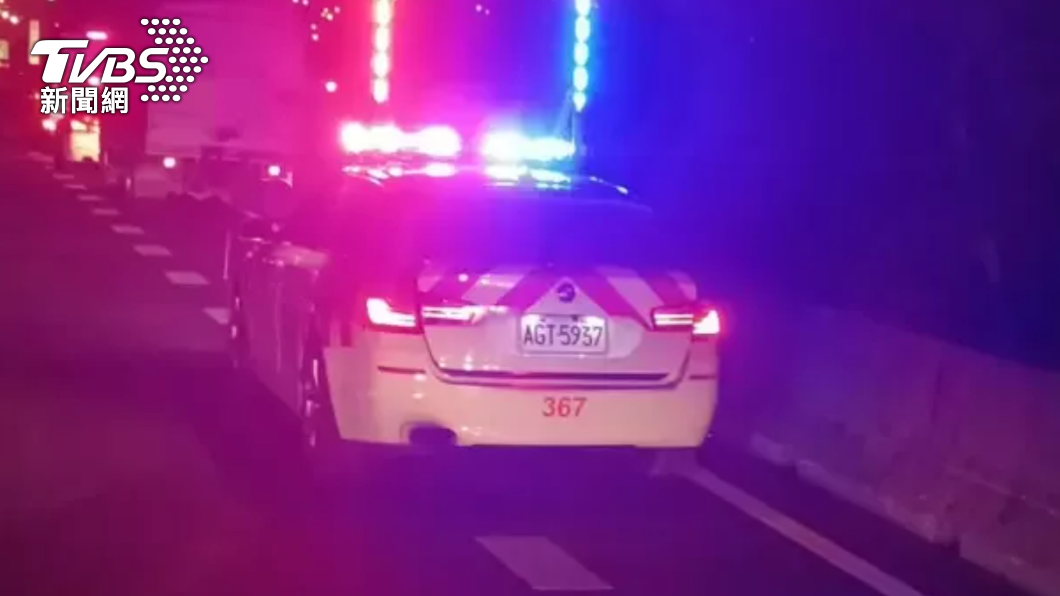 騎士在國道上與一台小貨車不慎發生擦撞。(圖/警方提供)