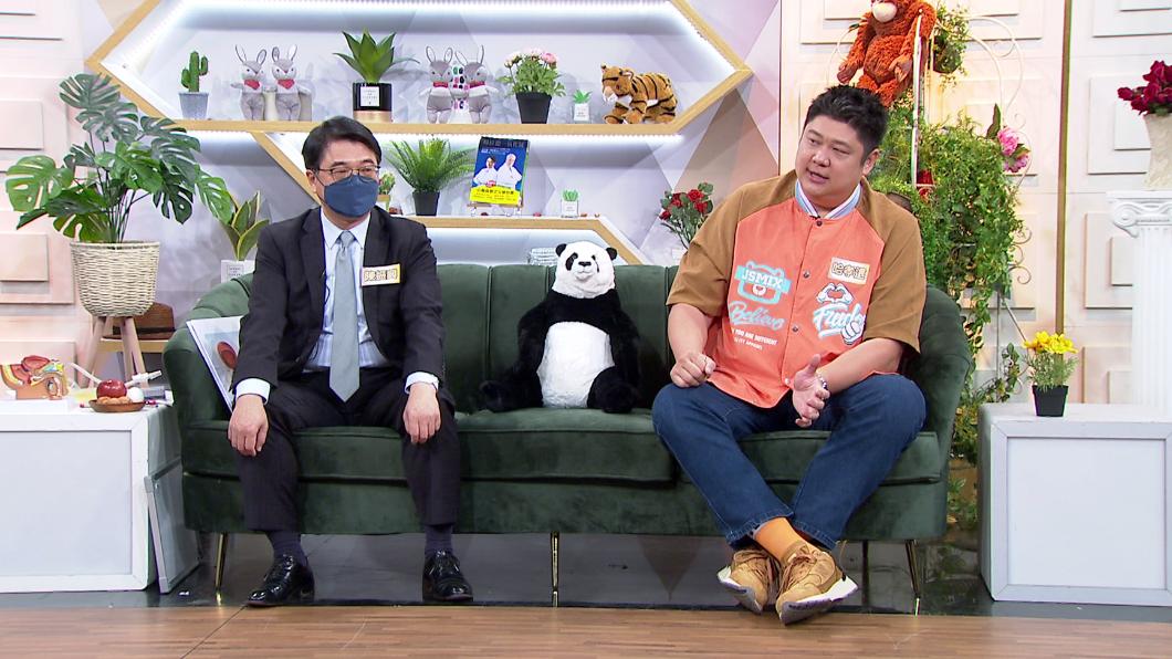 哈孝遠(右)上節目求助醫生。(圖/年代提供)