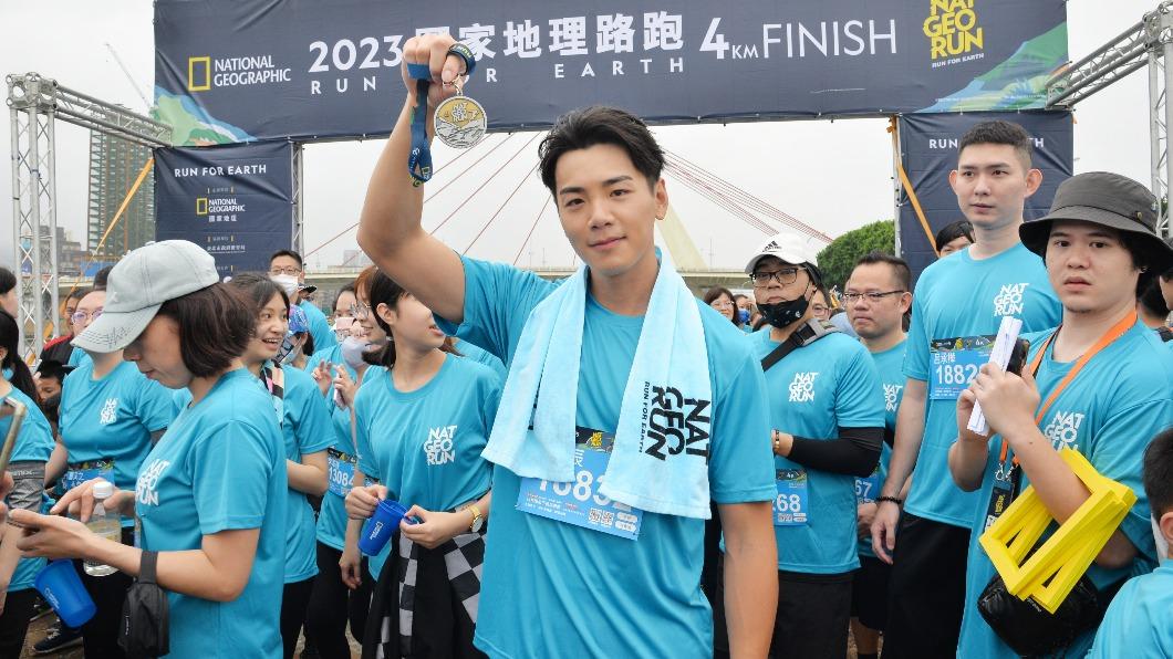 跑者挑戰4K路跑身體不適臉色發白 竟遇天菜男星即刻救援