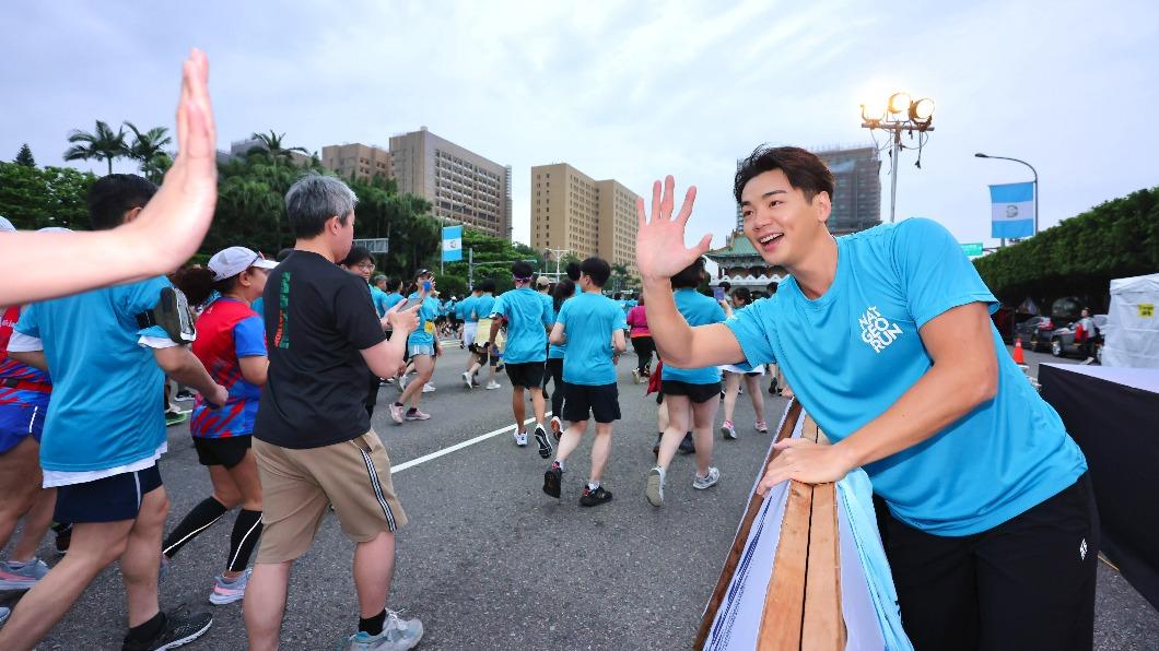 禾浩辰用擊掌幫大家打氣加油。（圖／國家地理提供）