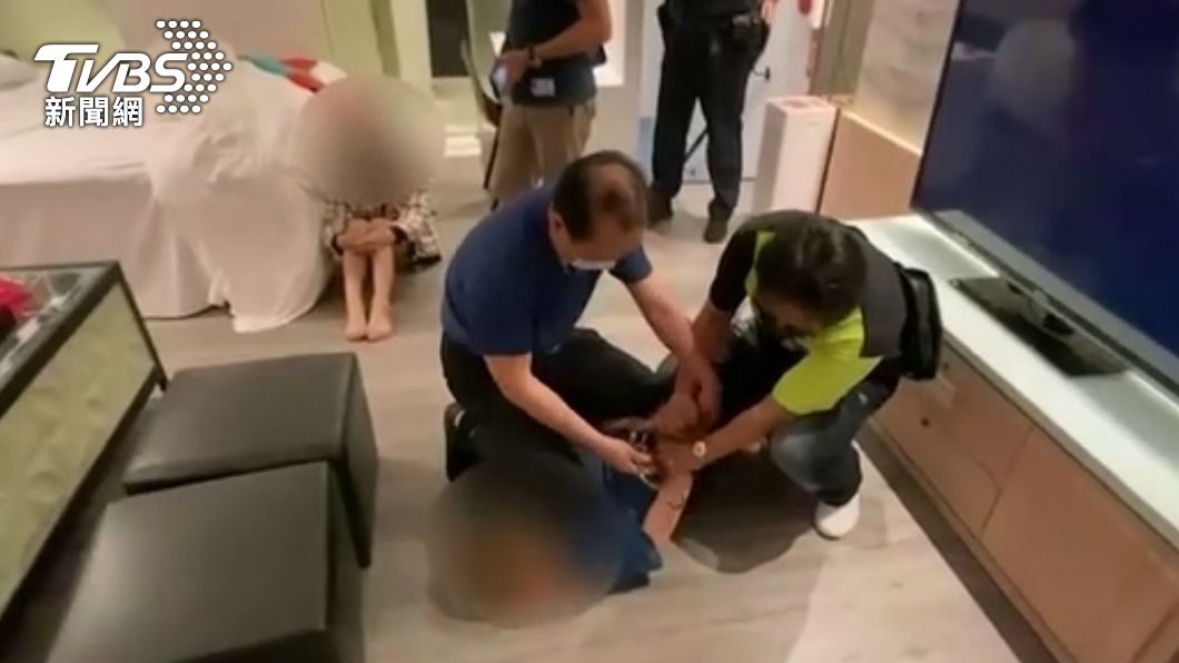 洪男在桃園摩鐵被警方逮捕。(圖/TVBS)