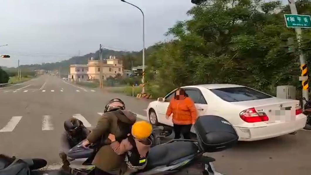白車駕駛下車查看情況。（圖／翻攝自爆廢公社二館臉書）