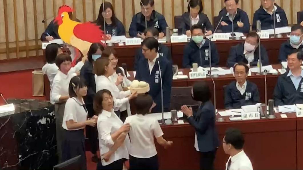 藍營要陳其邁誠實回答問題。(圖/民眾提供)