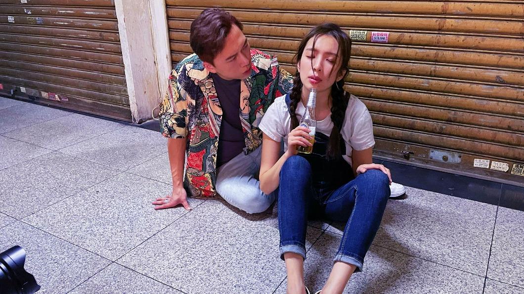 周靄宏與女主角拍浪漫愛情對手戲。(圖/周靄宏本人提供)