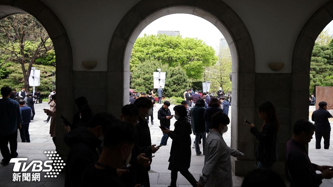 南韓首爾市中心出現許多群聚人潮,都是為了解任務免費拿美元。(圖/達志影像路透社)