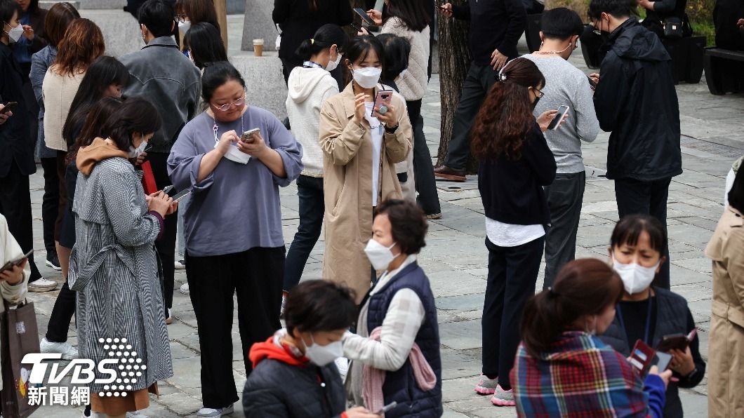 「走一萬步換0.1美元」 首爾湧現低頭玩手機人潮