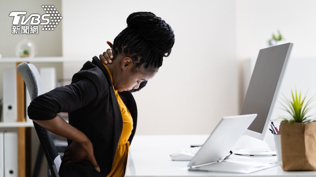 長時間用電腦小心肩頸症候群　有「這些症狀」快改善坐姿