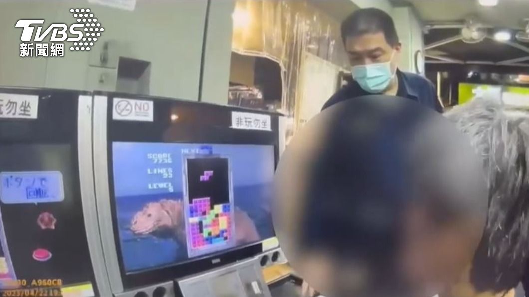 男子行搶後竟跑到電玩店玩俄羅斯方塊，當場被逮。（圖／TVBS）