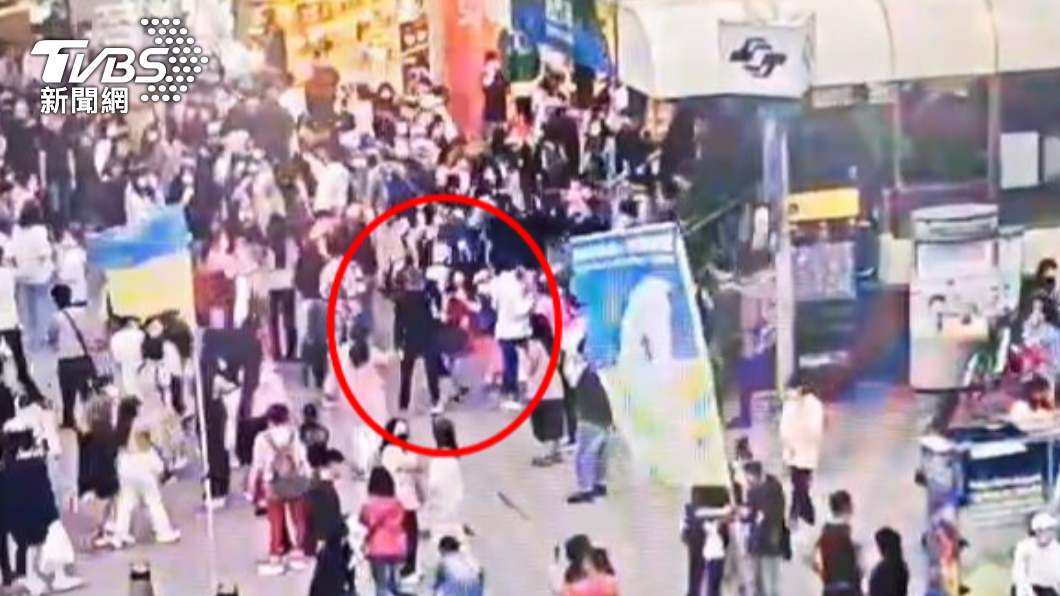 女子在西門捷運站外遭男子搶走包包。(圖/TVBS)