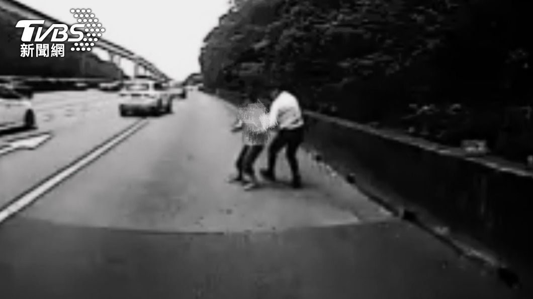 怕危險司機下車拉住男童。（圖／TVBS）