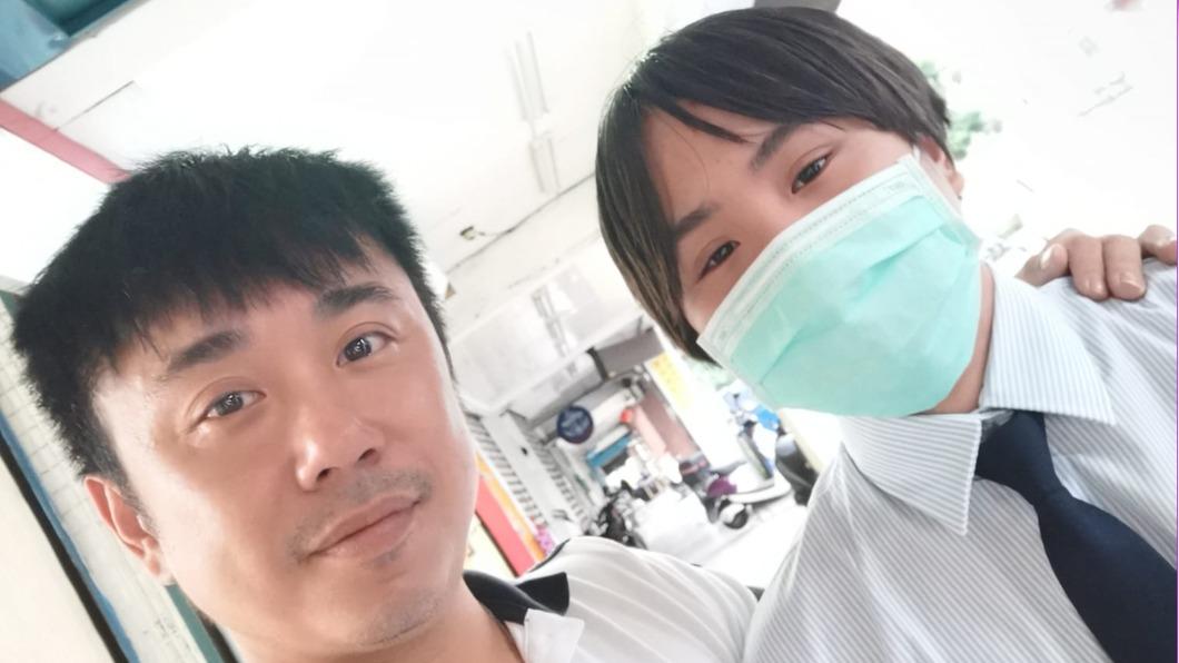 溫兆宇(左)澄清兒子小小彬沒考上大學誤會。(圖/翻攝溫兆宇臉書)