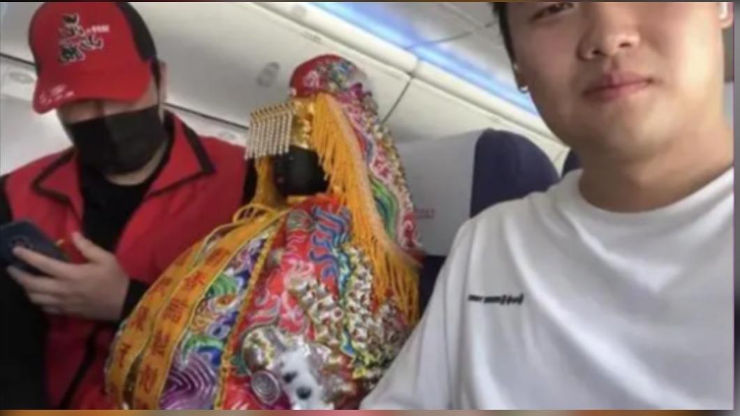 搭飛機隔壁坐”女神” 男子:剛開始會怕