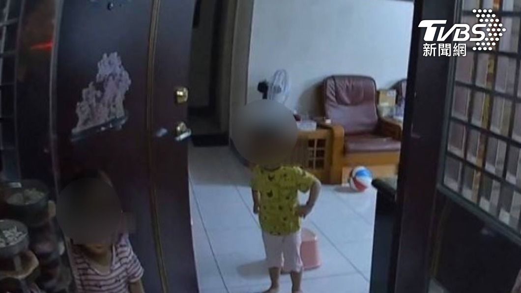 誤觸門栓鎖困屋內!消防員耐心指導 3歲姐帶2歲妹成功開門