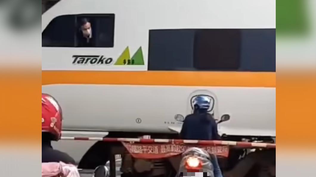 機車騎士闖平交道。（圖／翻攝自湯瑪士的日常臉書）