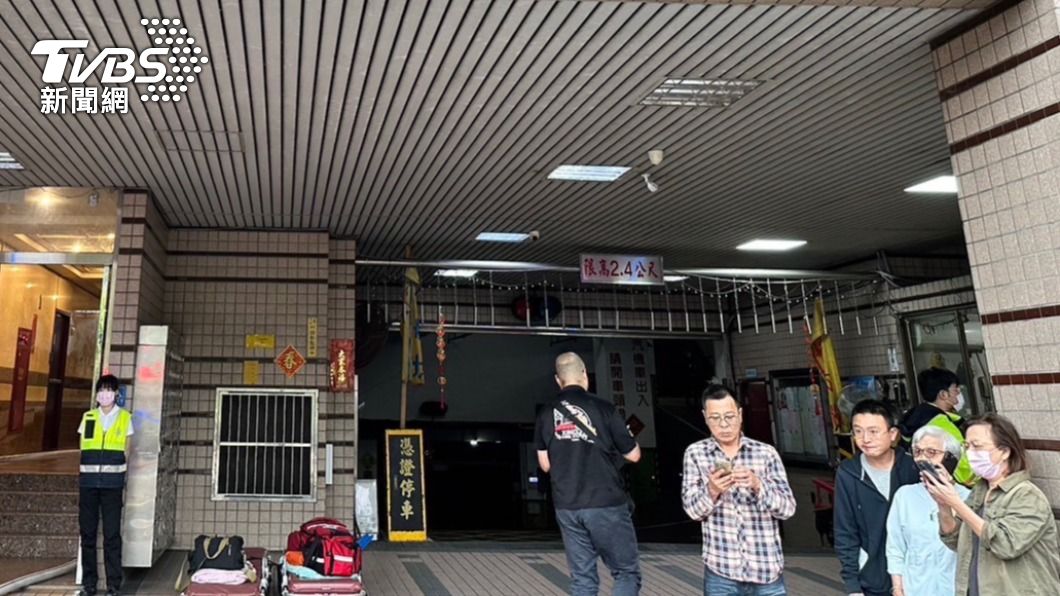 警消緊急疏散住戶。(圖/TVBS)