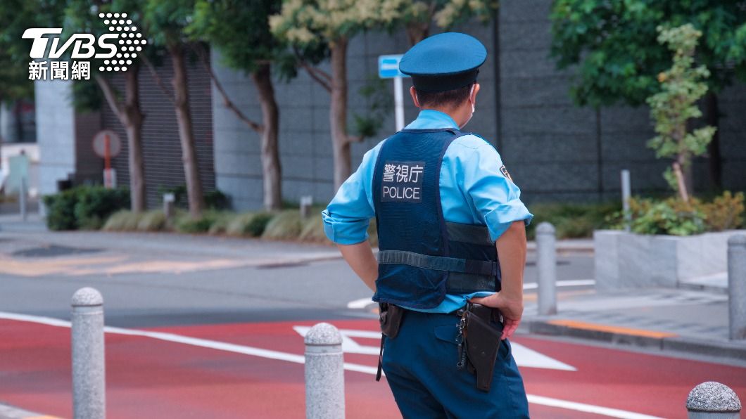 日本警方發現死者曾與另一人一同進入房間,正追查相關人士的下落。(示意圖,非當事人/shutterstock達志影像)