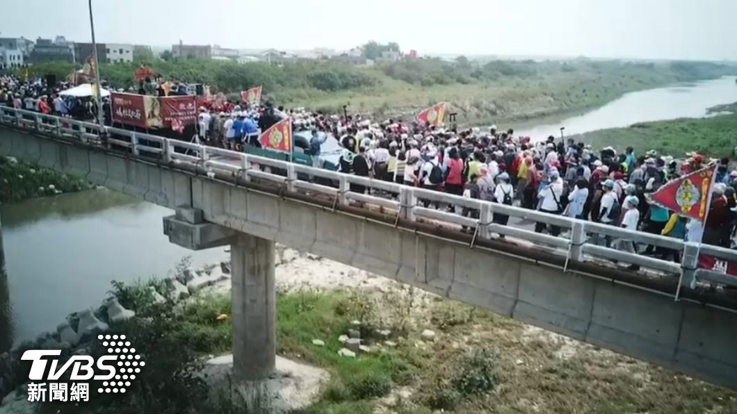 崙仔橋水洩不通。(圖/TVBS)