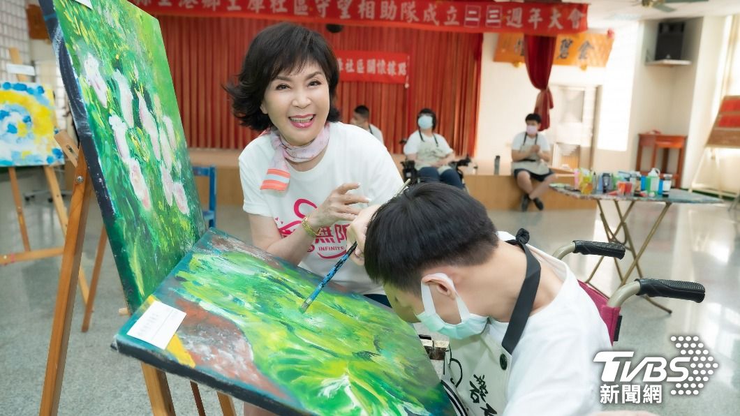 大巨星現身!白嘉莉力挺「分享愛無限」 感動收腦麻友贈Q版畫