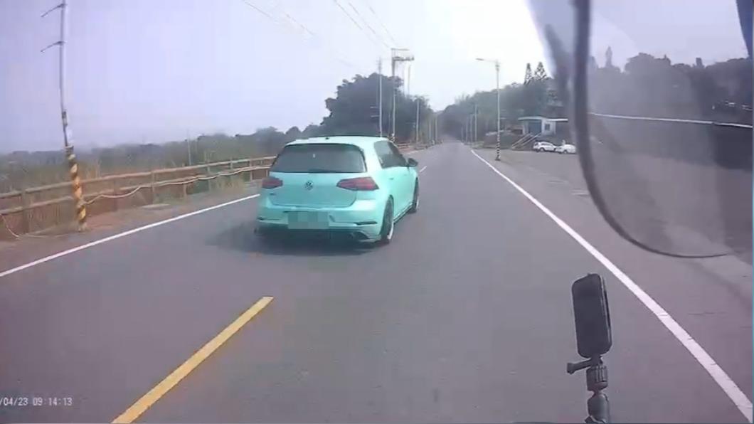 小鋼炮高速超車。(圖/翻攝自爆廢公社)