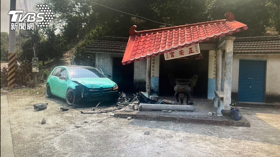 轎車車頭全毀。(圖/TVBS)