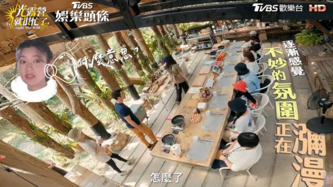 郭雪芙發現不對勁。(圖/翻攝自《光露營就很忙了》)