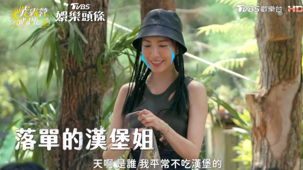 楊謹華崩潰拿起圍裙,準備製作早餐。(圖/翻攝自《光露營就很忙了》)