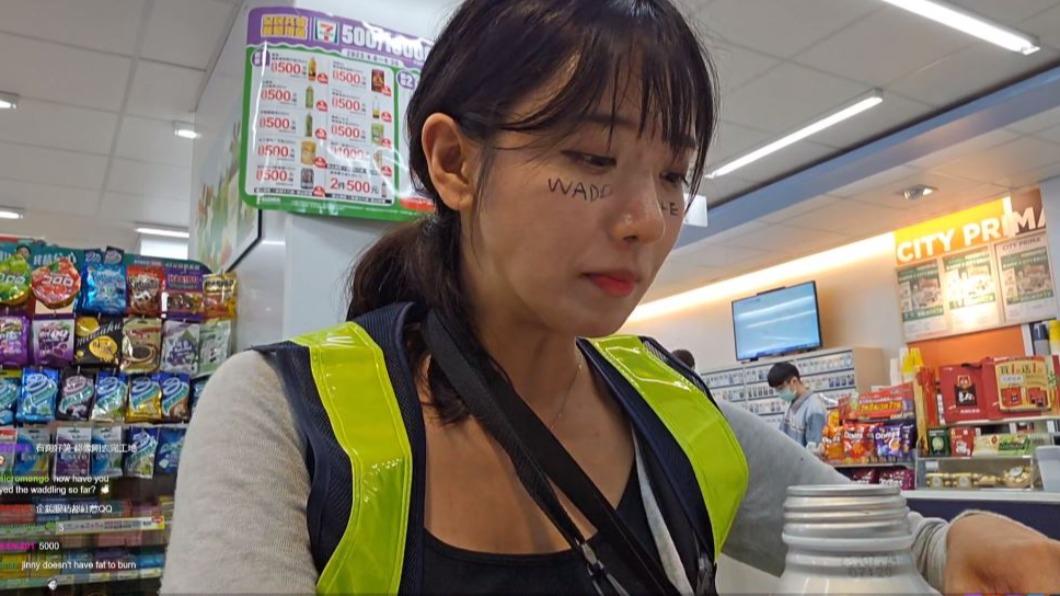 企鵝妹徒步環台滿頭汗!首日就走40km 網改觀讚:太猛了