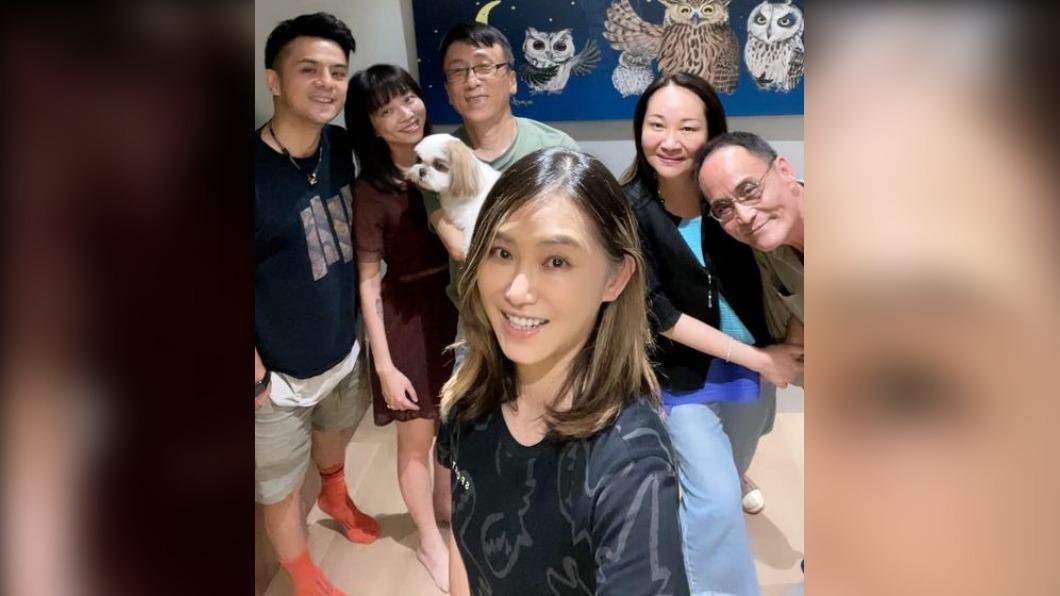 苦苓曬出與好友相聚合照,網友狂讚老婆黃楚軒凍齡美貌。(圖/翻攝自苦苓臉書)