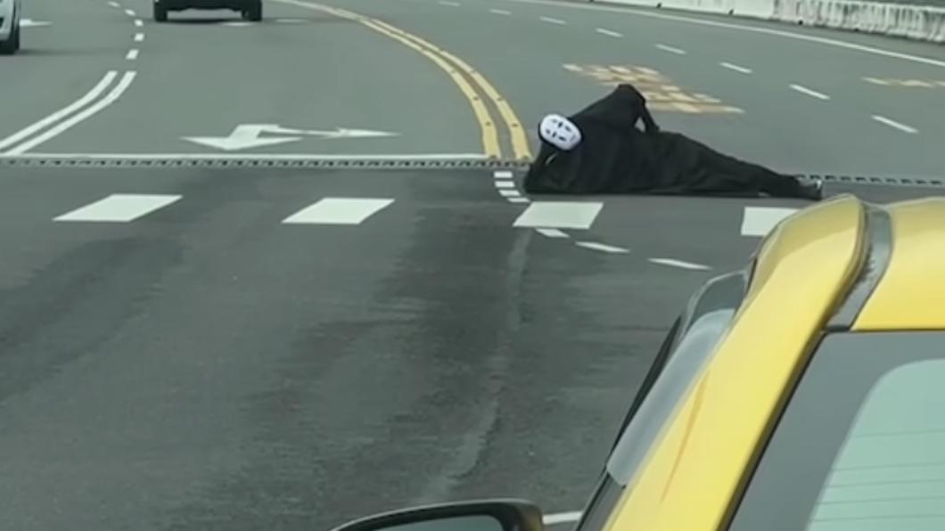 想紅？「無臉男」快閃躺金崙大橋還擺POSE　警查辦開罰