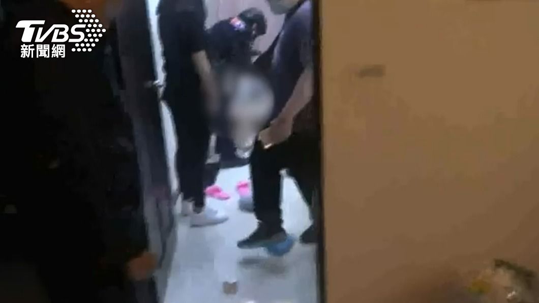 刑大在堂口抓人。(圖/TVBS)